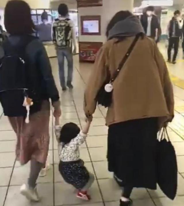 宝宝偷懒不想走路，日本妈妈的做法令人称赞，最好的教育就是自律