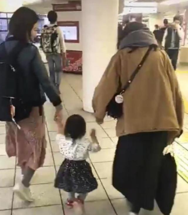 宝宝偷懒不想走路，日本妈妈的做法令人称赞，最好的教育就是自律